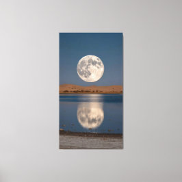 Der gewaltige Mond spiegelte sich im See Leinwanddruck
