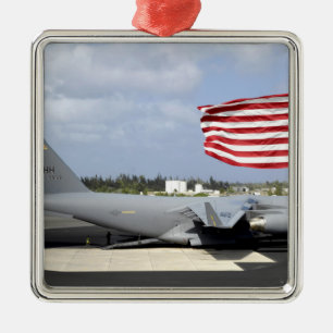 Der Globemaster III der C-17 sitzt auf der Fluglin Silbernes Ornament