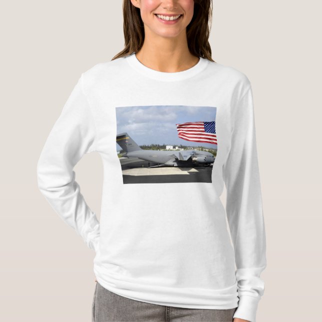Der Globemaster III der C-17 sitzt auf der Fluglin T-Shirt (Vorderseite)