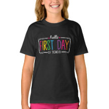 Der glückliche erste Schultag zurück zur Schule