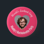 Der glücklichste Junggeselinnen-Abschied des Typ d Button<br><div class="desc">Feiern Sie die Liebe und den Spaß des bald verheirateten Ehepaares mit unserem Junggeselinnen-Abschied "World's Luckiest Typ" Abzeichen Button! Dieses amüsante und personalisierte Accessoire ist die perfekte Ergänzung zu jedem Junggeselinnen-Abschied und sorgt für eine Touch Spaß und Verspieltheit.</div>