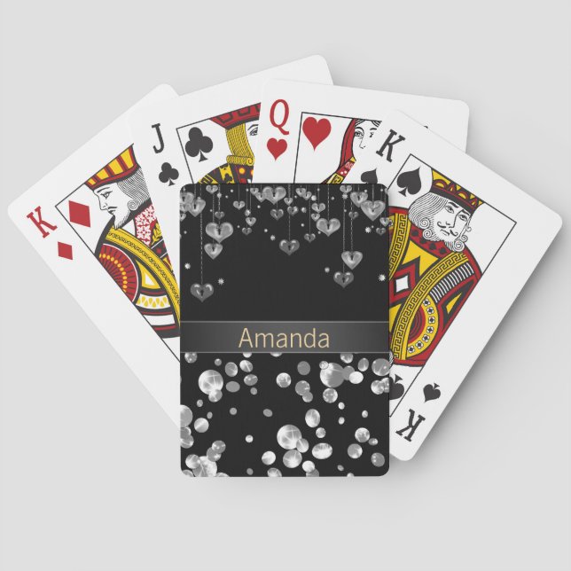 Der Goldene Polka spielt auf schwarzem Hintergrund Spielkarten (Rückseite)