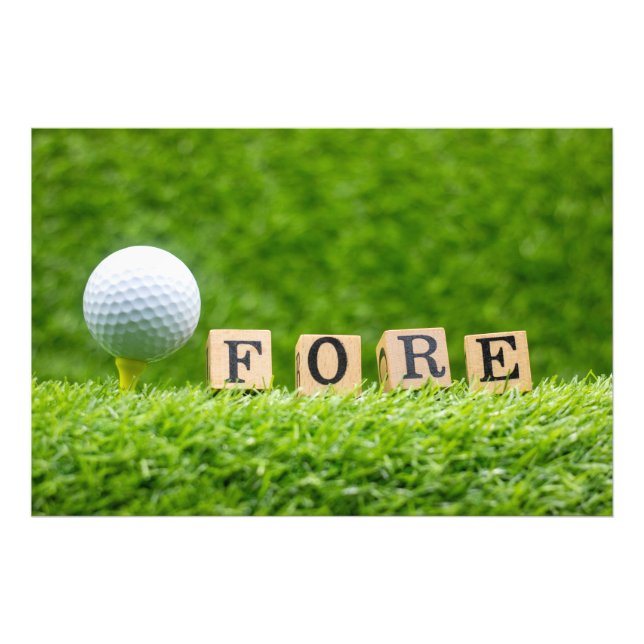 Der Golfball ist auf Abschlag mit grünem Rasen. Fotodruck (Vorne)