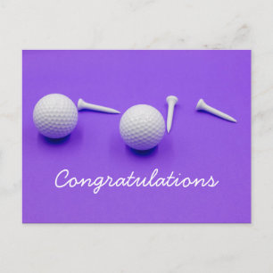 Der Golfball und der weiße Tee sind auf lila Hinte Postkarte