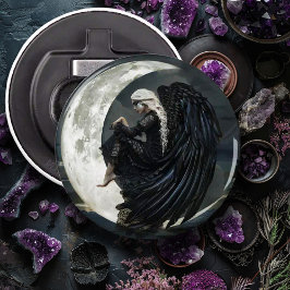 Der gotische Engel sitzt auf dem Mond Flaschenöffner