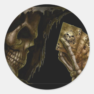 Der grimmige Sensenmann spielt Karten mit der Hand Runder Aufkleber