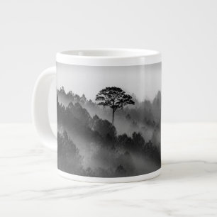 Der große Baum im Pinienwald im Nebelwald Jumbo-Tasse