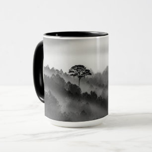 Der große Baum im Pinienwald im Nebelwald Tasse