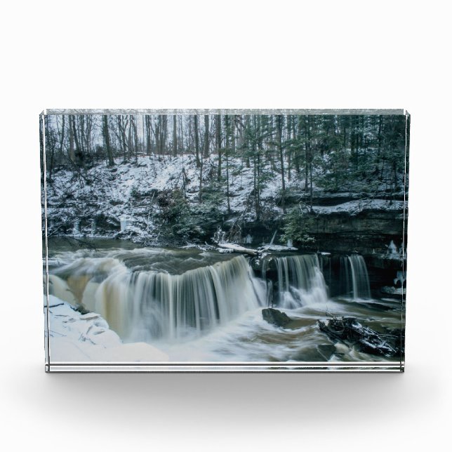 Der Große Fall von Tinkern an einem schneebedeckte Fotoblock (Vorderseite)