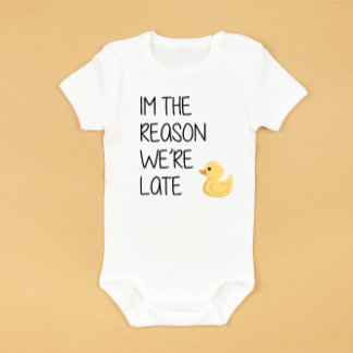 "Der Grund, warum wir zu spät sind" Funny Baby Bod Strampler