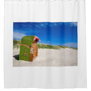 Der grüne Strandstuhl in der Nordsee Duschvorhang