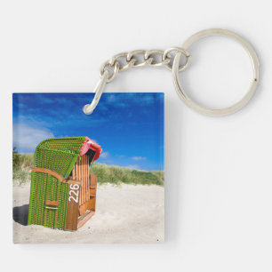 Der grüne Strandstuhl in der Nordsee Schlüsselanhänger