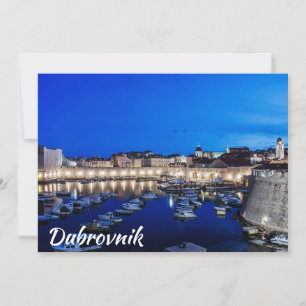Der Hafen von Dubrovnik und die nachts beleuchtete
