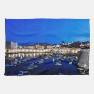 Der Hafen von Dubrovnik und die nachts beleuchtete Geschirrtuch