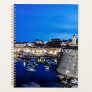 Der Hafen von Dubrovnik und die nachts beleuchtete Planer