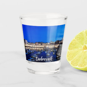 Der Hafen von Dubrovnik und die nachts beleuchtete Schnapsglas