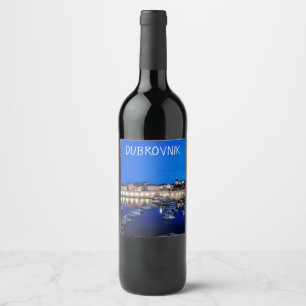 Der Hafen von Dubrovnik und die nachts beleuchtete Weinetikett