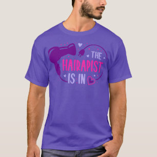 Der Hairapist ist in einem lustigen Friseurgeschen T-Shirt