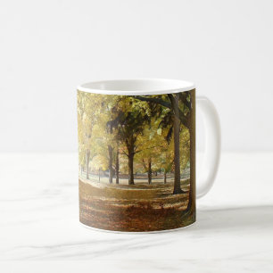 Der Herbst im Park stilisiert Kaffeetasse