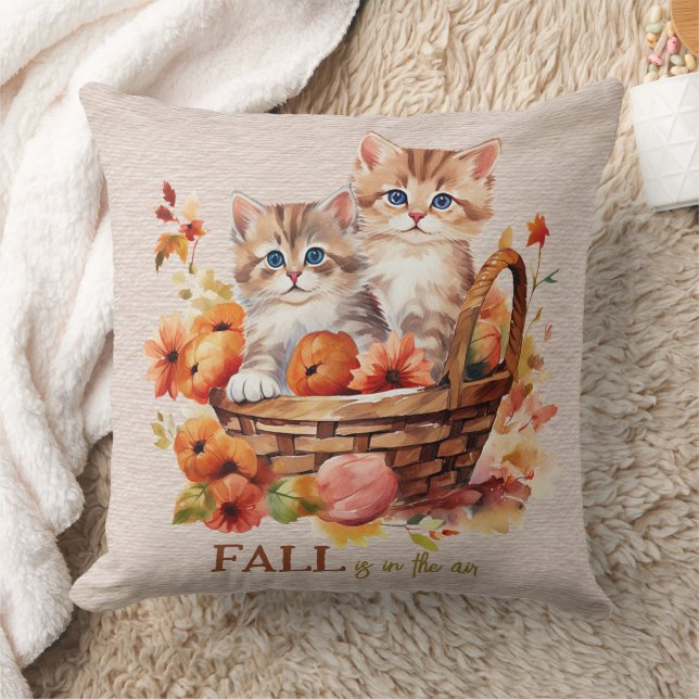 Der Herbstfarbenfall liegt im Luftkissenkorb Kissen (Decke)