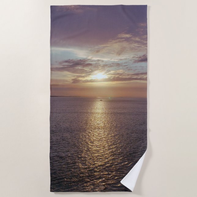 Der herrliche Sonnenaufgang über dem Meer Strandtuch (Vorderseite)