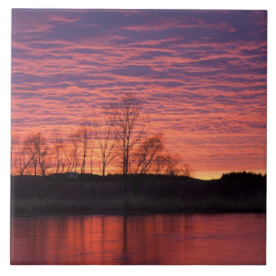Der herrliche Sonnenuntergang spiegelt sich in dem Fliese