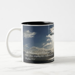 Der Himmel verkündet eure Herrlichkeit Zweifarbige Tasse
