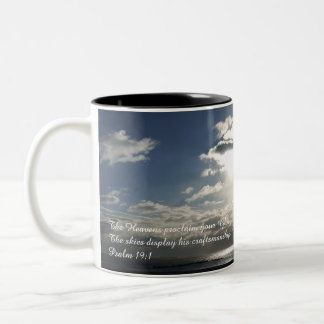 Der Himmel verkündet eure Herrlichkeit Zweifarbige Tasse