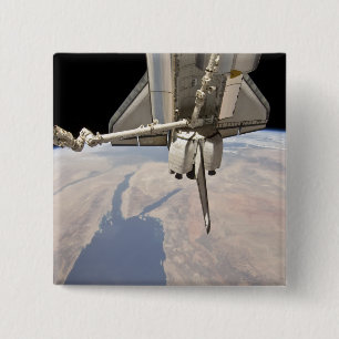 Der hintere Abschnitt des dockten Space Shuttles Button
