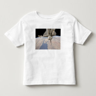 Der hintere Abschnitt des dockten Space Shuttles Kleinkind T-shirt