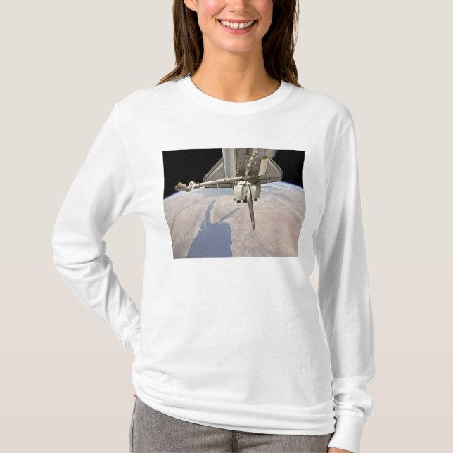 Der hintere Abschnitt des dockten Space Shuttles T-Shirt (Vorderseite)