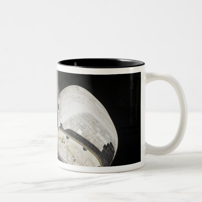 Der hintere Teil des Raumschiffs bewegt sich Zweifarbige Tasse (Rechts)