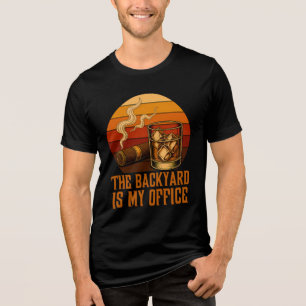 Der Hinterhof ist mein Büro Lustiger Whiskey Zigar Tri-Blend Shirt