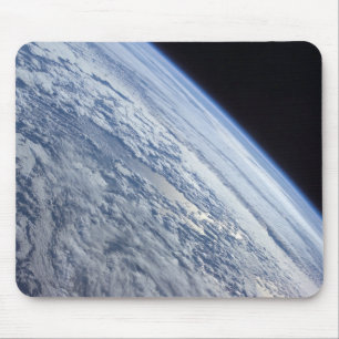 Der Horizont der Erde gegen die Schwärze des Mousepad