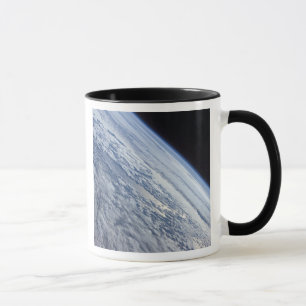 Der Horizont der Erde gegen die Schwärze des Tasse