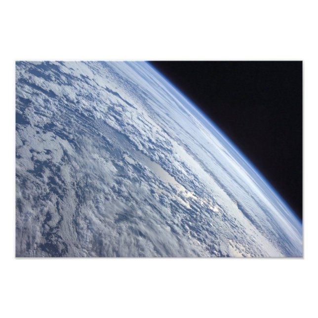 Der Horizont der Erde gegen die Schwärze des Weltr Fotodruck (Vorne)