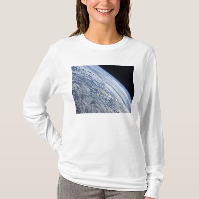 Der Horizont der Erde gegen die Schwärze des Weltr T-Shirt (Vorderseite)