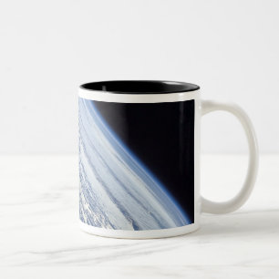 Der Horizont der Erde gegen die Schwärze des Zweifarbige Tasse