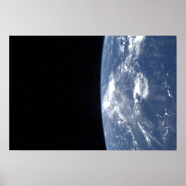 Der Horizont der Erde und die Schwärze des Weltrau Poster (Vorne)