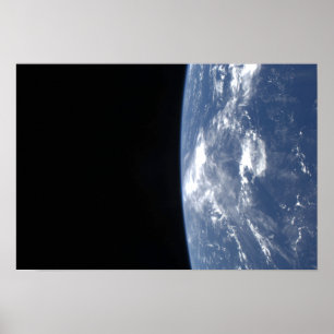 Der Horizont und die Schwärze der Erde des Raumes Poster