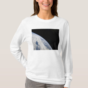Der Horizont und die Schwärze der Erde des Raumes T-Shirt