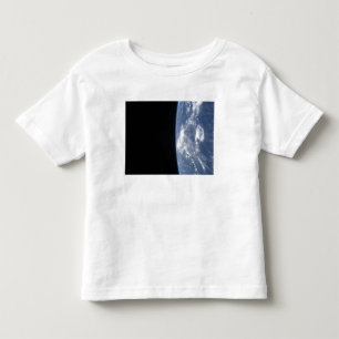 Der Horizont und die Schwärze der Erde von Raum 2 Kleinkind T-shirt