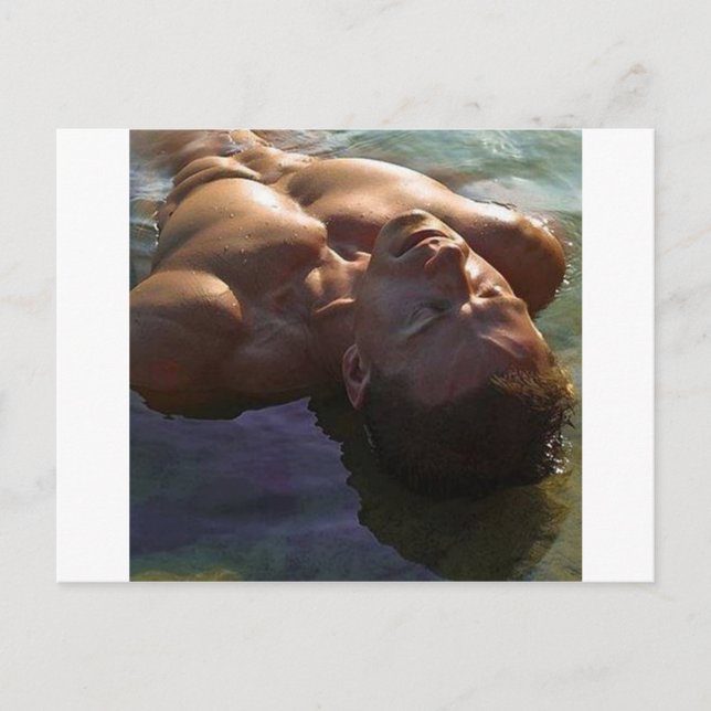 Der hübsche Mann schwimmt auf seinem Rücken Postkarte (Vorderseite)