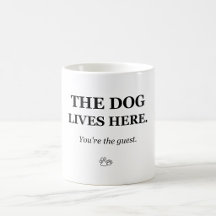 Der Hund lebt hier. Du bist der Gast. Lustiger Hun