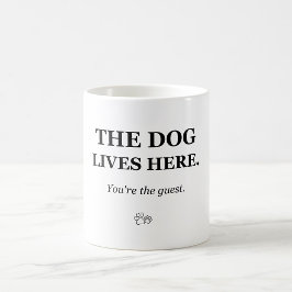 Der Hund lebt hier. Du bist der Gast. Lustiger Hun Kaffeetasse