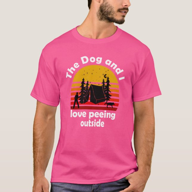 Der Hund und ich pinkeln Camping mit einem Hundefr T-Shirt (Vorderseite)