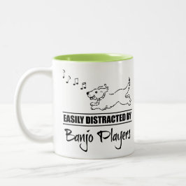 Der Hund wird leicht von den Banjo-Spielern abgele Zweifarbige Tasse