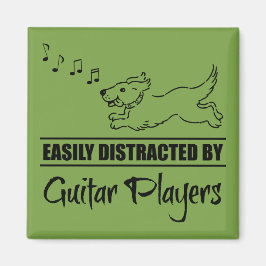 Der Hund wird leicht von Gitarrenspielern abgelenk Magnet