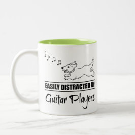 Der Hund wird leicht von Gitarrenspielern abgelenk Zweifarbige Tasse