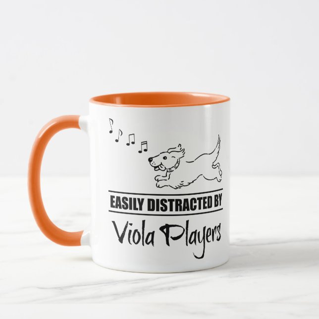 Der Hund wird von Viola Players leicht abgelenkt Tasse (Links)